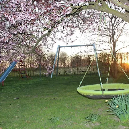 Ferienhaus Mit Terrasse In Ostseenähe Und Eigenem Spielplatz Diwitz