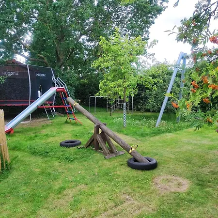 Mit Terrasse In Ostseenähe Und Eigenem Spielplatz Ferienhaus *